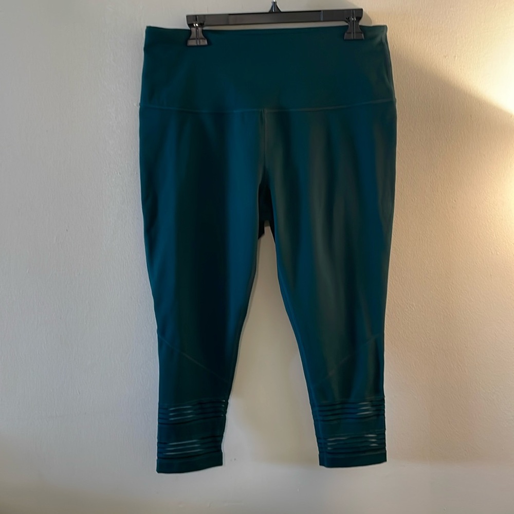 ZELLA crop green leggings w/ mesh lines on bottom. Never worn